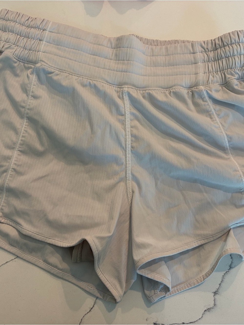 lululemon athletica white hotty hot shorts sz 6 2.5”